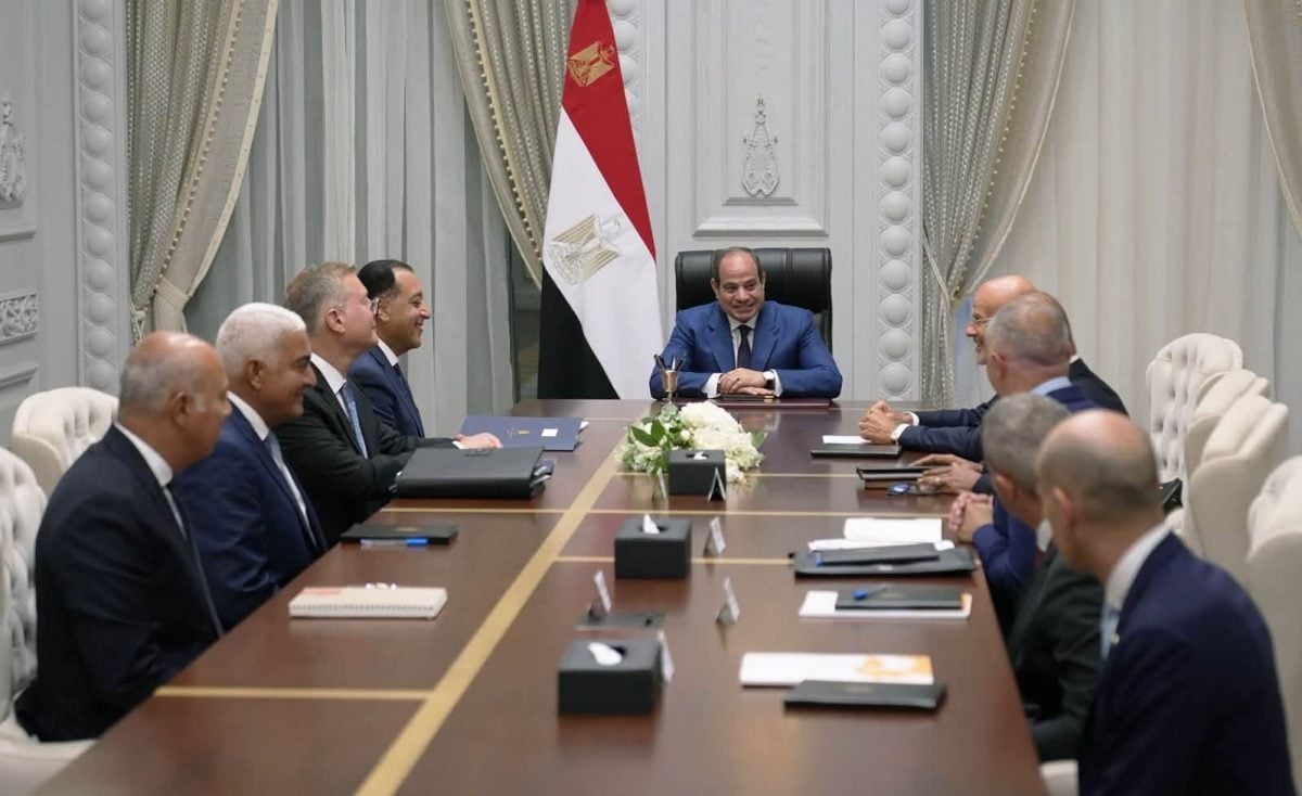 جانب من لقاء الرئيس المصري ومسؤولي شركة إيني الإيطالية