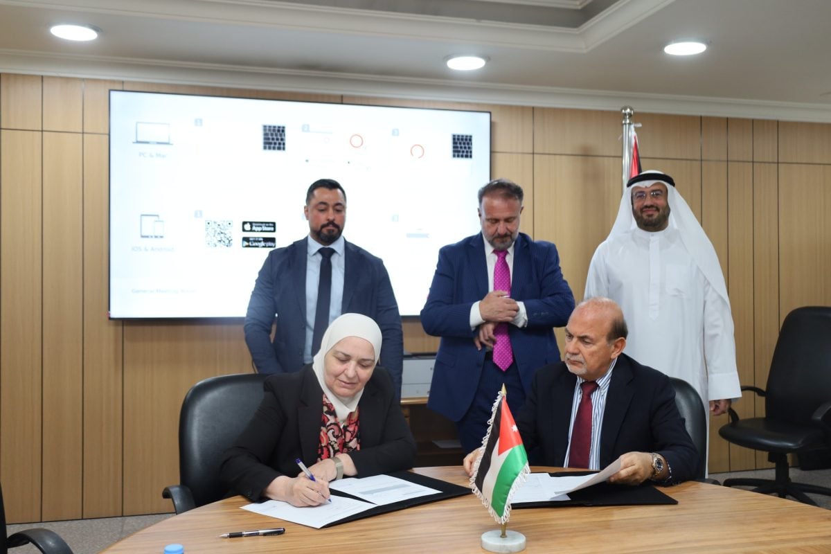 جانب من توقيع عقد الهندسة والمشتريات والإنشاء