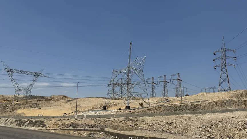 أبراج كهرباء ضغط عالي في طريق مصر اسكندرية الصحراوي