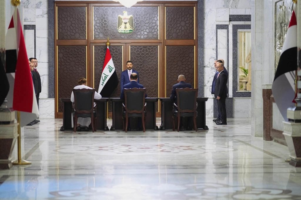 جانب من توقيع العقد الجديد