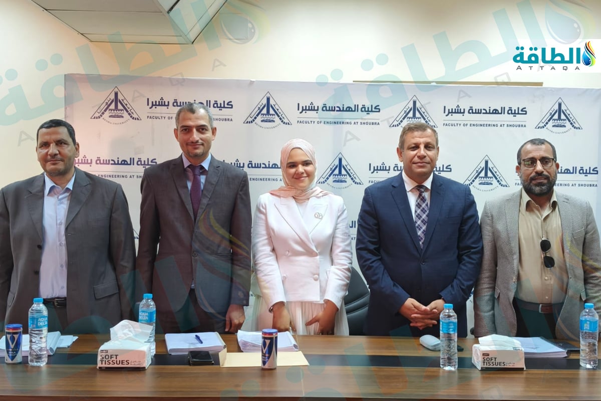 جانب من مناقشة رسالة الباحثة شيماء ناصر حول رفع كفاءة شحن السيارات الكهربائية
