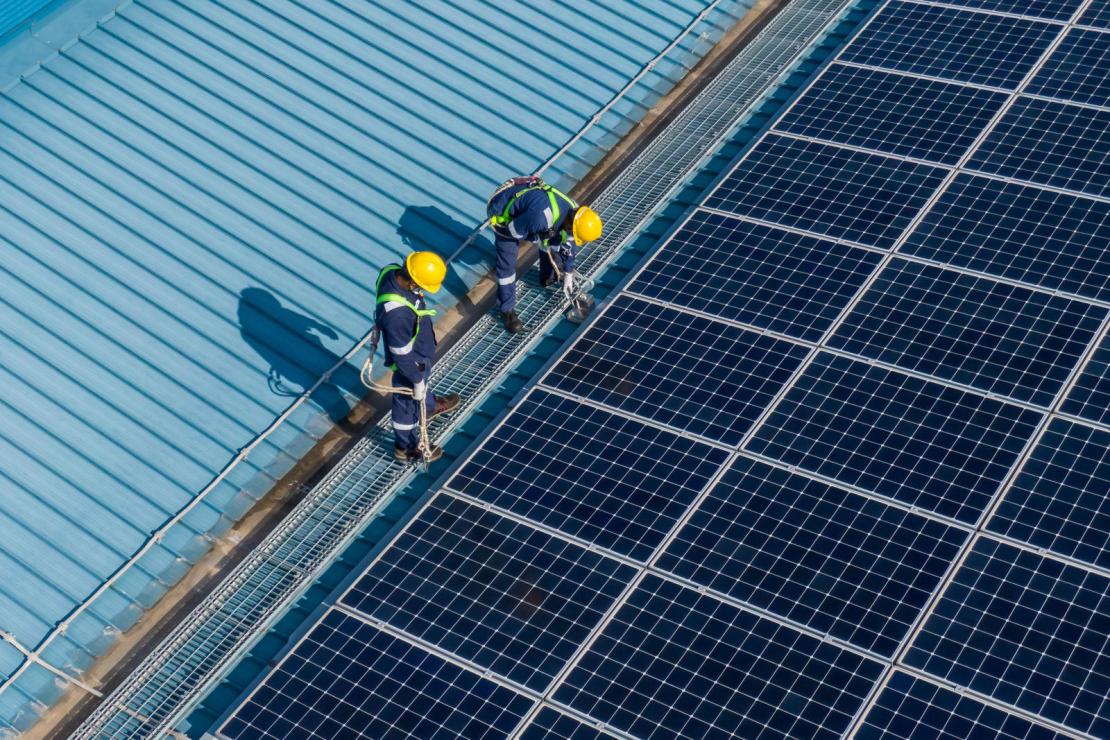 أعمال تركيب إحدى مشروعات الطاقة المتجددة في جنوب شرق آسيا