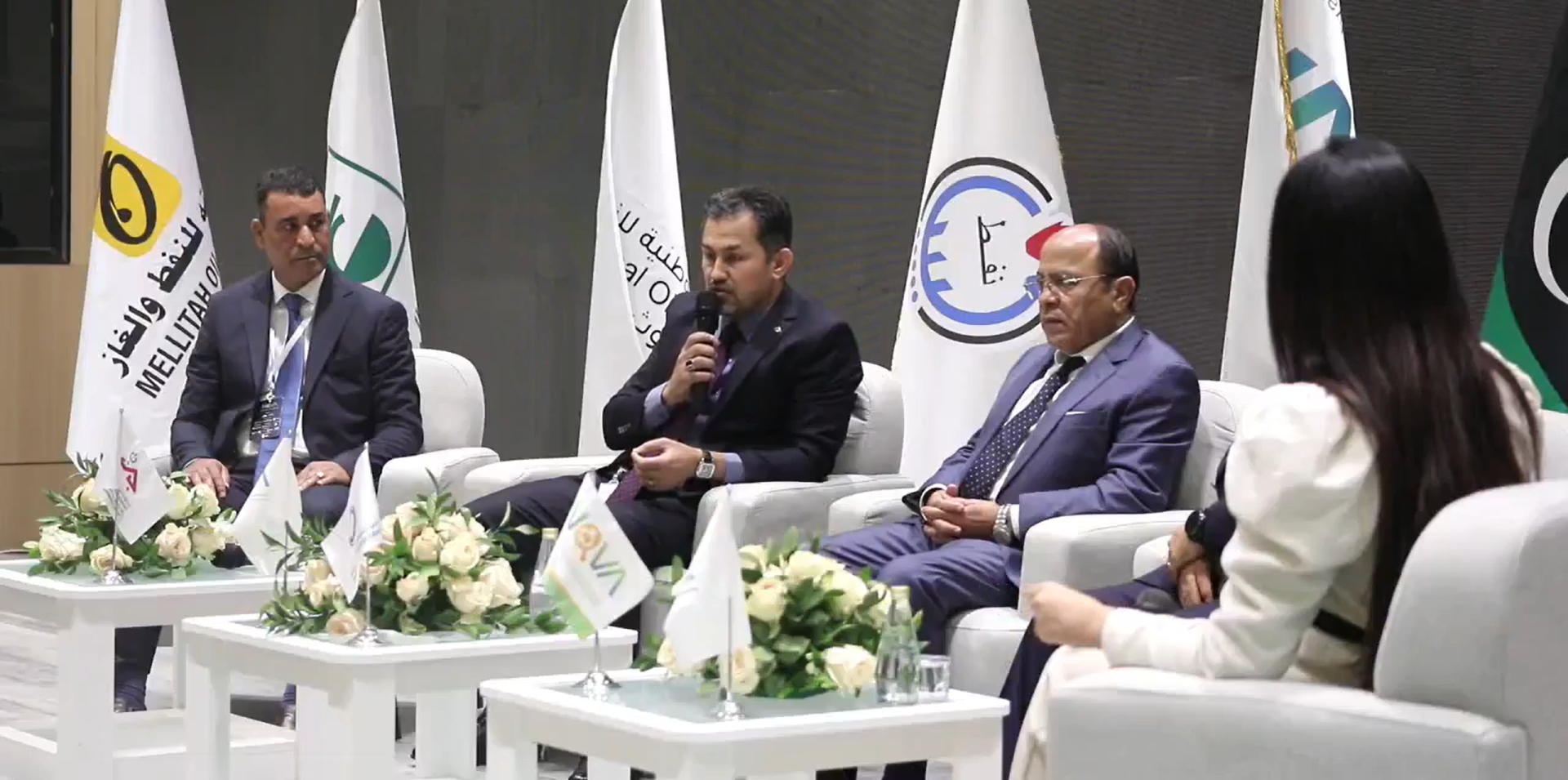 جانب من جلسة نقاشية حول مستقبل النفط والغاز في ظل المشهد العالمي المتغير ضمن فعاليات مؤتمر ومعرض نوفا 2026 