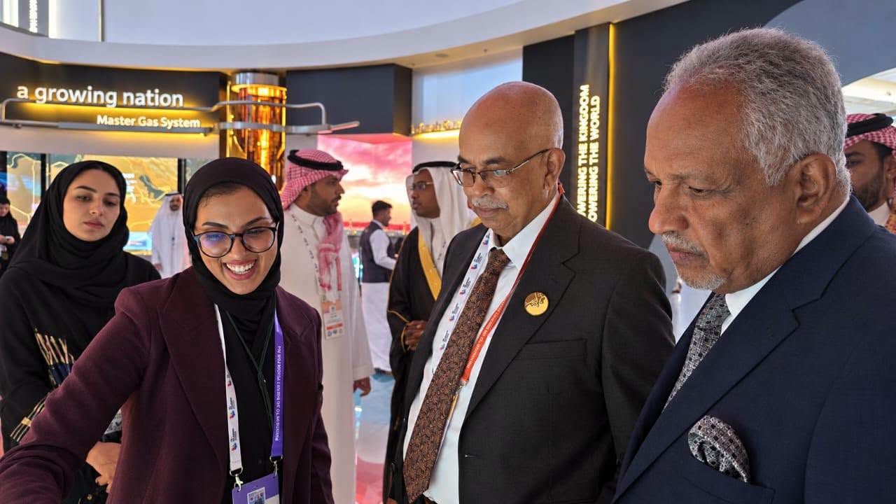 جانب من مباحثات وزير الطاقة السوداني في السعودية