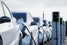 Photo of الشرطة تداهم منازل سائقي السيارات الكهربائية في بريطانيا.. لماذا؟